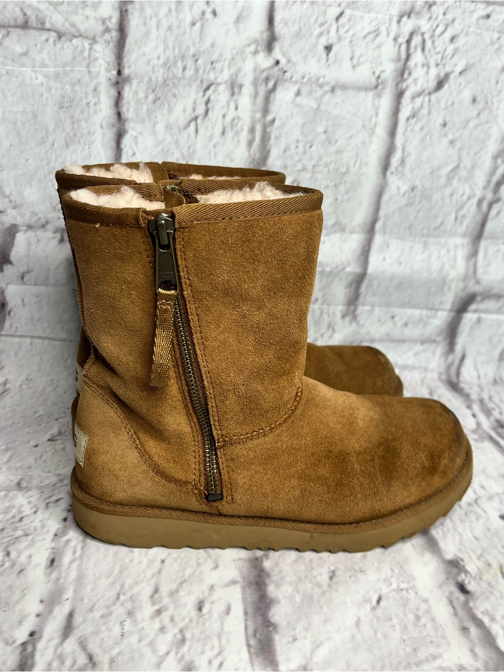 UGG CLASSIC DUAL ZIP CHESTNUT SUEDE SHEEPSKIN BOOTS SIZE YOUTH 4